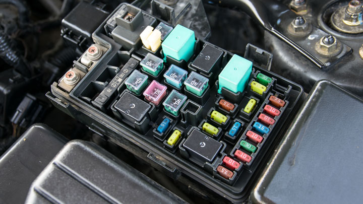 When to Suspect Your Car’s Turn Signal Relay is the Culprit